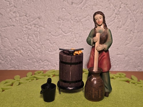 Frau mit weinpresse krippe - frau,