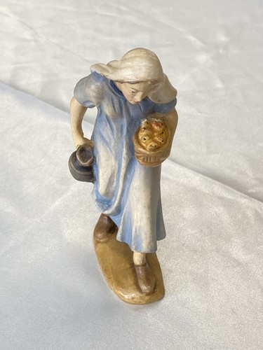 Krippenfigur magd mit - magd, korb